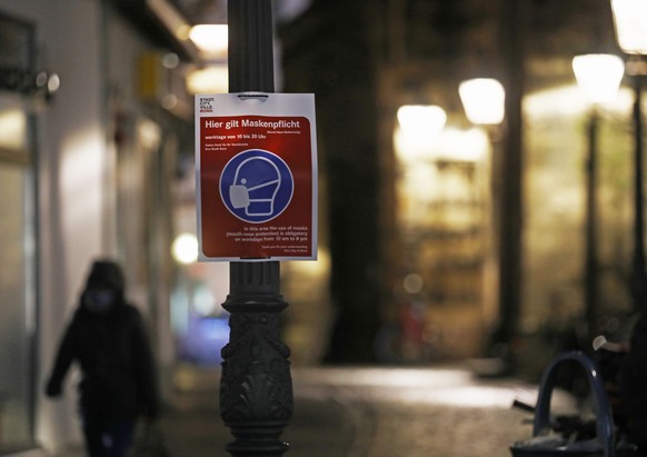 19.01.2021, Nordrhein-Westfalen, Bonn: Ein Schild, das auf die Maskenpflicht hinweist, h�ngt in der Innenstadt. Bundeskanzlerin Merkel und die Regierungschefs der L�nder wollen am Dienstag (19.01.2020 ...