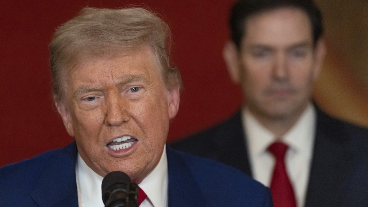 21.06.2025, USA, Washington: US-Präsident Donald Trump (l) spricht im East Room des Weißen Hauses in Washington, nachdem das US-Militär drei iranische Nuklear- und Militäranlagen angegriffen hat und s ...