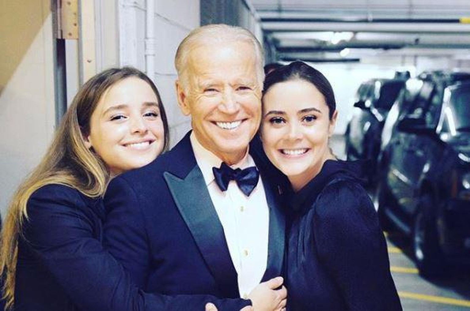 Präsidentschaftskandidat Joe Biden mit seinen Enkelinnen Finnegan (l.) und Naomi (r.).