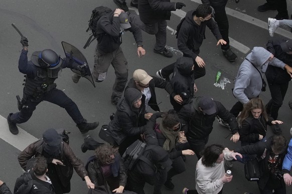 23.03.2023, Frankreich, Paris: Bereitschaftspolizei ringt mit Demonstranten während einer Kundgebung. In Frankreich haben sich die Streiks und Proteste gegen die Rentenreform zugespitzt. Foto: Christo ...