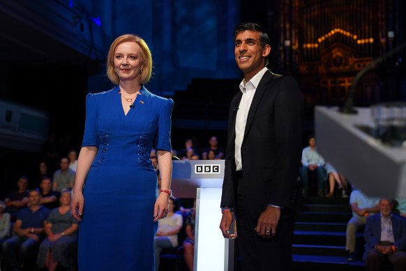 ARCHIV - 25.07.2022, Gro�britannien, Stoke-on-Trent: Rishi Sunak und Liz Truss nehmen an der TV-Debatte �ber die F�hrung der Konservativen Partei teil. Ex-Finanzminister Rishi Sunak wird neuer britisc ...