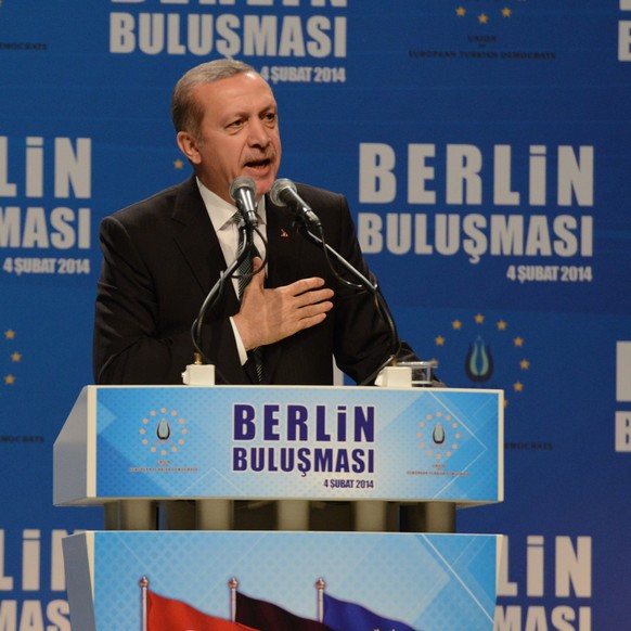 Recep Tayyip Erdogan, damals Ministerpräsident der Türkei, spricht 2014 in Berlin vor Mitgliedern der Türkischen Gemeinde.