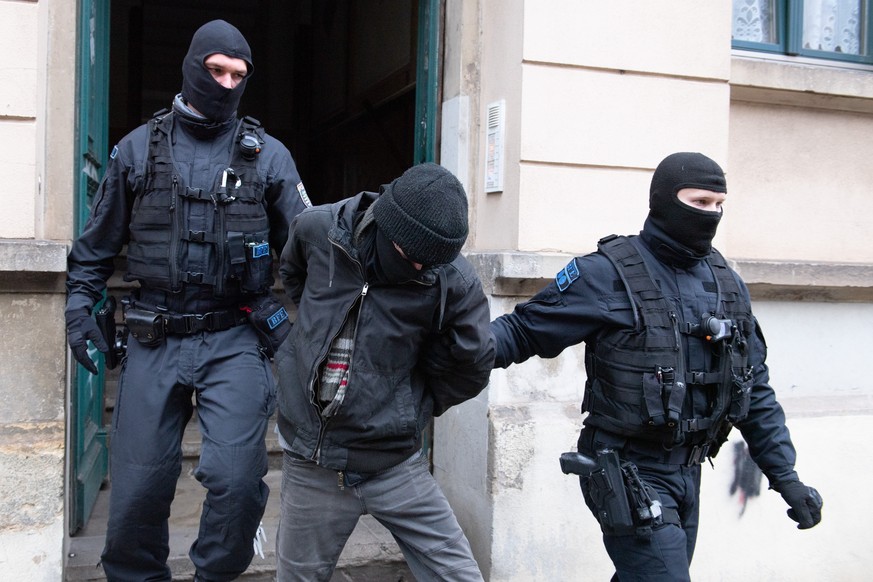 dpatopbilder - 15.12.2021, Sachsen, Dresden: Polizisten f