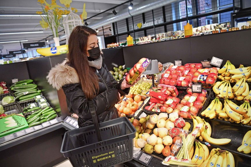 Wie teuer sollen Lebensmittel sein? Eine Frau in der Obst- und Gemüse-Abteilung eines Supermarkts.