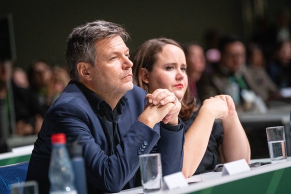 B�ndnis 90/Die Gr�nen - 49. Ordentliche Bundesdeligiertenkonferenz 2023 in Karlsruhe - Robert Habeck, Bundeswirtschaftsminister, Ricarda Lang, Bundesvorsitzende, w�hrend der Rede das Au�enminsterin zu ...