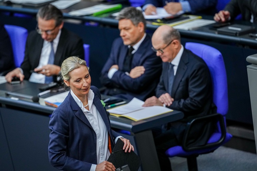 11.02.2025, Berlin: Alice Weidel, parlamentarische Gruppe und Parteiführer des AFD, geht an Jörg Kukies (SPD, LR), Bundesminister für Finanzen ...