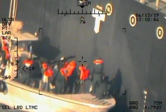 Auf einem von einem US-Hubschrauber aus aufgenommenen Foto soll das Schnellboot mit den Soldaten zu sehen sein, die die Mine entfernten.