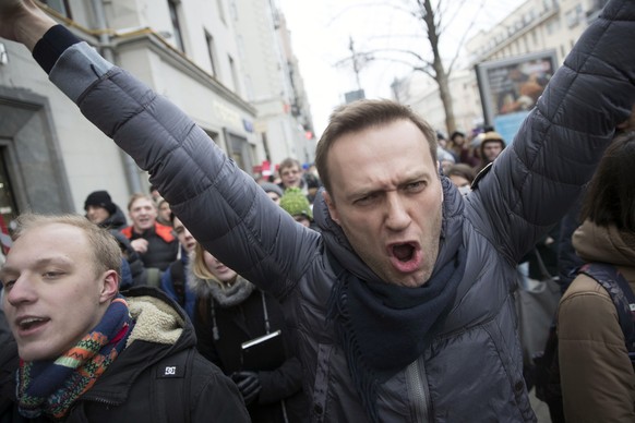 ARCHIV - 28.01.2018, Russland, Moskau: Der russische Oppositionelle Alexej Nawalny nimmt an einem Protest gegen seinen Ausschluss von der Pr�sidentenwahl teil. Der russische Oppositionspolitiker Alexe ...