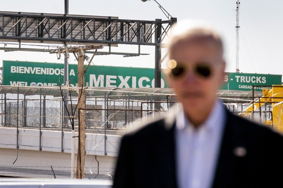 08.01.2023, USA, El Paso: «Willkommen in Mexiko» steht auf einem Schild über der Bridge of the Americas, während Joe Biden, Präsident der USA, die Grenze zwischen den USA und Mexiko besucht. US-Präsid ...