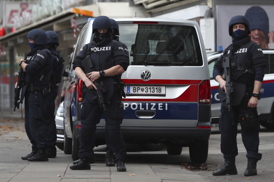 03.11.2020, �sterreich, Wien: Polizisten sind im Bereich des Tatorts einer Terror-Attacke im Einsatz. Bei dem Anschlag am Montagabend, dem 02.11.2020, nahe der Hauptsynagoge sind mindestens vier Mensc ...