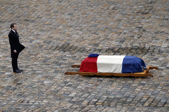 Präsident Emmanuel Macron vor dem Sarg des in Trèbes getöteten Polizisten Arnaud Beltrame.