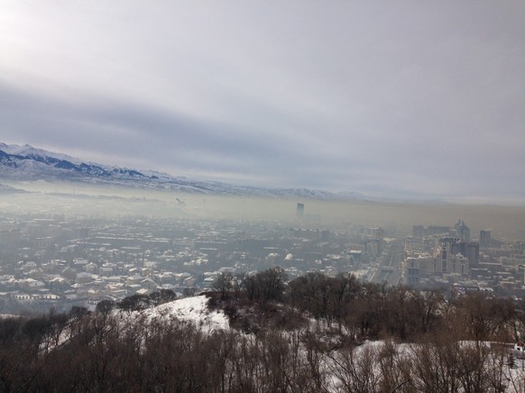 Im Winter legte sich dicker Smog über die kasachische Stadt Almaty.