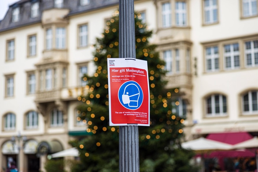 Offizielles Hinweisschild der Stadt Bonn zur Maskenpflicht im Bereich der der Innenstadt Bonn Marktplatz NRW Deutschland *** Official sign of the city of Bonn to the mask obligation in the area of the ...