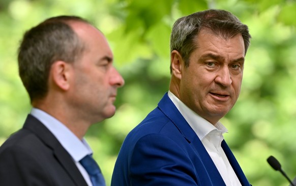 Der bayerische Wirtschaftsminister und Bundesvorsitzende der Freien Wähler, Hubert Aiwanger (links), neben Ministerpräsident Markus Söder.