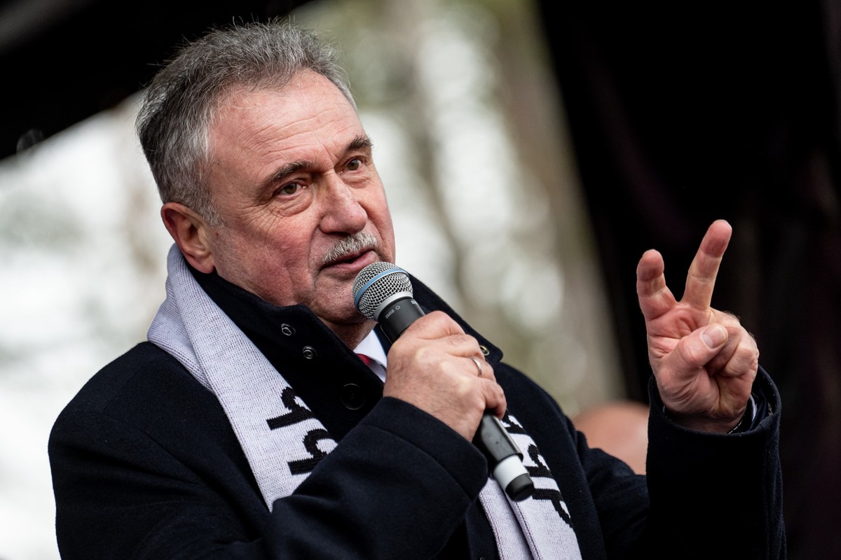 ARCHIV - 08.12.2023, Brandenburg, Potsdam: Claus Weselsky, Bundesvorsitzender der Gewerkschaft Deutscher Lokomotivführer (GDL), nimmt an einer Solidaritäts-Kundgebung zur Fortsetzung der Tarifverhandl ...