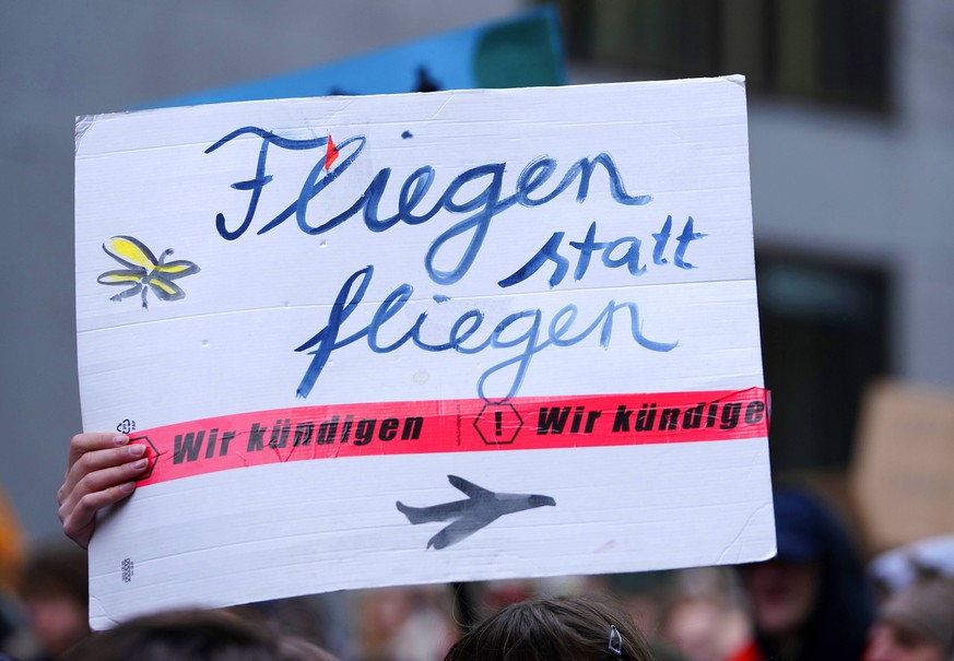 Demonstration GER, Berlin,20190315, Demo , FRIDAYS for FUTURE, 25.000 Teilnehmer, Demonstration Klimaschutz in Berlin, Fliegen statt fliegen *** Demonstration GER Berlin 20190315 Demo FRIDAYS for FUTU ...