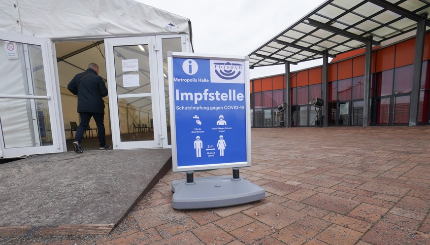 31.12.2021, Brandenburg, Potsdam: Ein Impfzentrum ist in der Metropolishalle eingerichtet worden, wo Menschen gegen das Coronavirus geimpft werden k