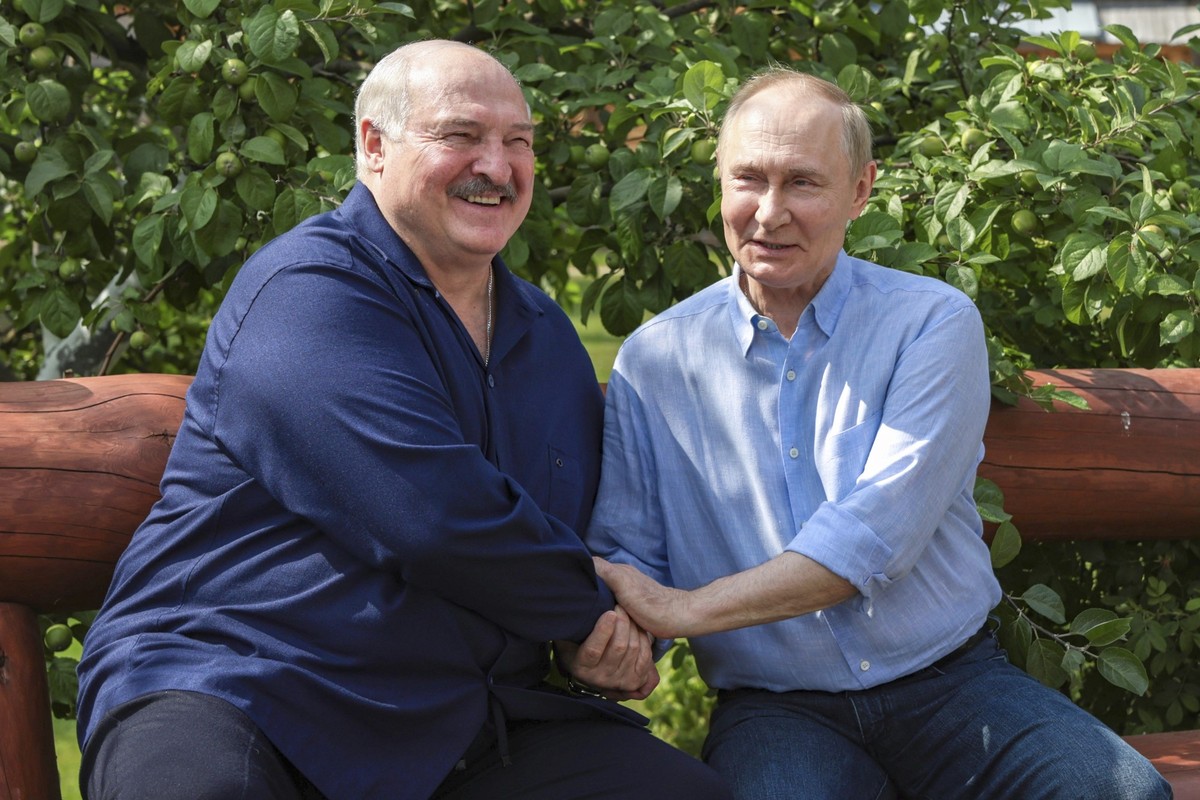31.07.2025, Russland, Valaam: Auf diesem von der staatlichen russischen Nachrichtenagentur Sputnik via AP veröffentlichten Bild sitzen der russische Präsident Wladimir Putin (r) und der belarussische  ...