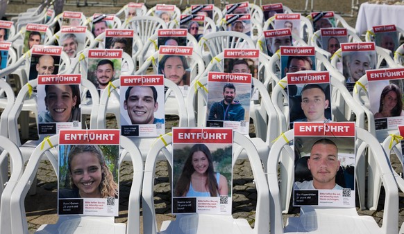 ARCHIV - 26.05.2024, Berlin: St�hle mit den Fotos der Hamas-Geiseln stehen auf dem Bebelplatz. Prominente aus Politik und Kultur besuchen heute den �Platz der Hamas-Geiseln�. Auf dem Bebelplatz steht  ...