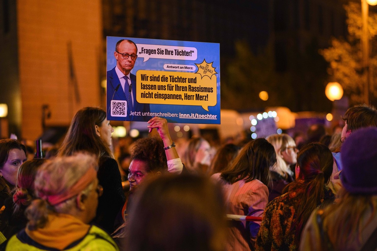 Wir sind die Töchter Kundgebung in Berlin Nach den umstrittenen Stadtbild -Äußerungen von Bundeskanzler Friedrich Merz CDU haben am 21.10.2025 Tausende Menschen in vor der Parteizentrale der CDU in Be ...