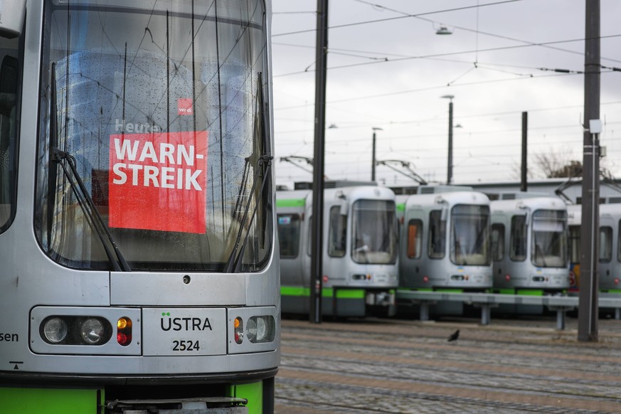 Niedersachsen, Hannover, Streik bei Üstra, KRH und Aha: Bis zu 6000 Menschen bei Verdi-Demos in Hannover, Uin Döhren, ESTRA Depot, *** Lower Saxony, Hanover, strike at Üstra, KRH and Aha Up to 6000 pe ...