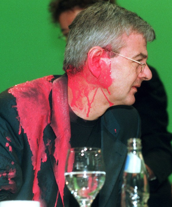 Farbbeutel-Attacke auf dem Grünen-Parteitag 1999, auf dem es um die deutsche Beteiligung am Kosovo-Krieg ging,