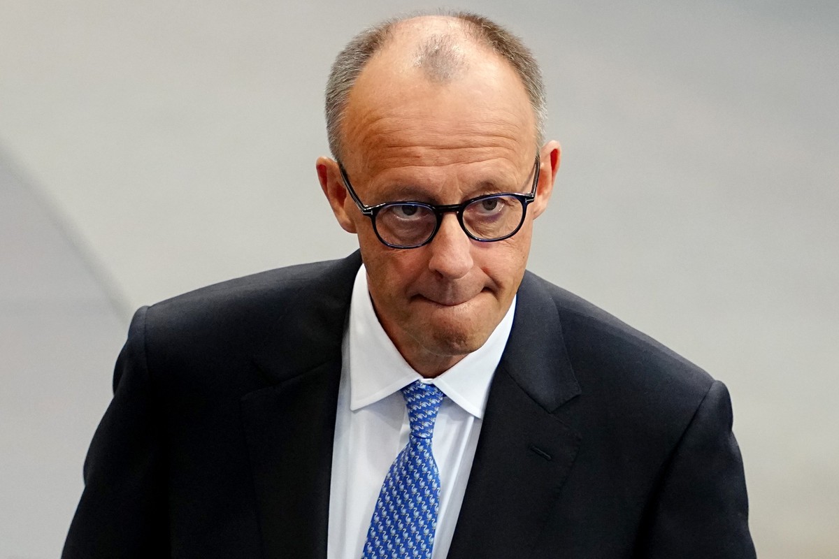 06.05.2025, Berlin: Der designierte Bundeskanzler Friedrich Merz (CDU) steht im Bundestag bei der Kanzlerwahl. CDU-Chef Friedrich Merz ist bei der Kanzlerwahl im Bundestag im ersten Wahlgang durchgefa ...