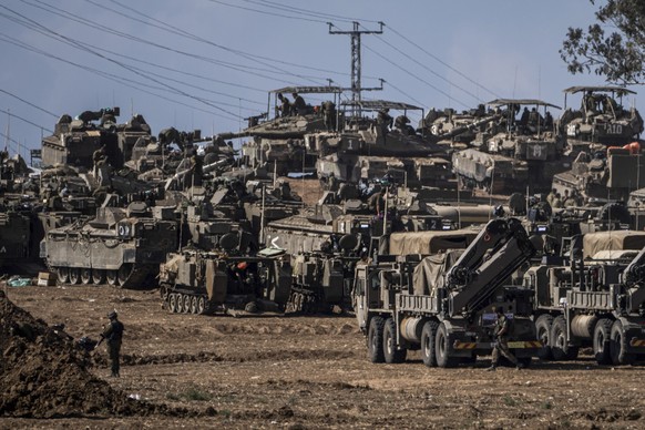 15.10.2023, Israel, ---: Israelische Soldaten versammeln sich nahe der Grenze zum Gazastreifen im Süden Israels. Israel ist am 7. Oktober auf breiter Front von der islamistischen Hamas angegriffen wor ...