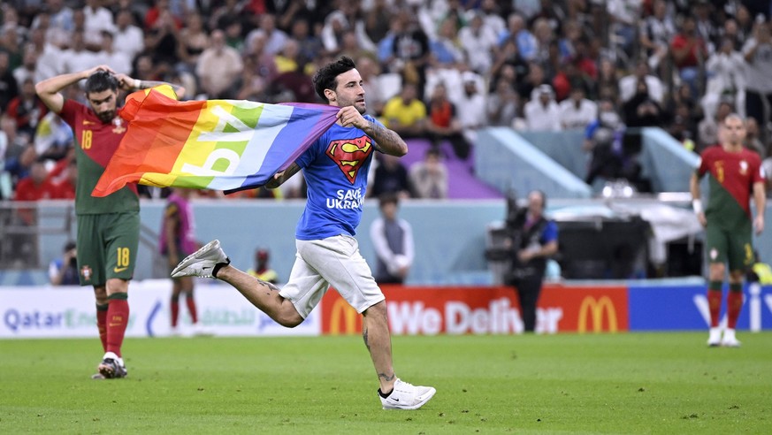 Sport Bilder des Tages FLITZER im Lusail Stadion mit Regenbogen Flagge FIFA World Cup, WM, Weltmeisterschaft, Fussball 2022 in Katar Vorrundenspiel Gruppe H Portugal - Uruguay am 28.11.2022 im Lusail  ...