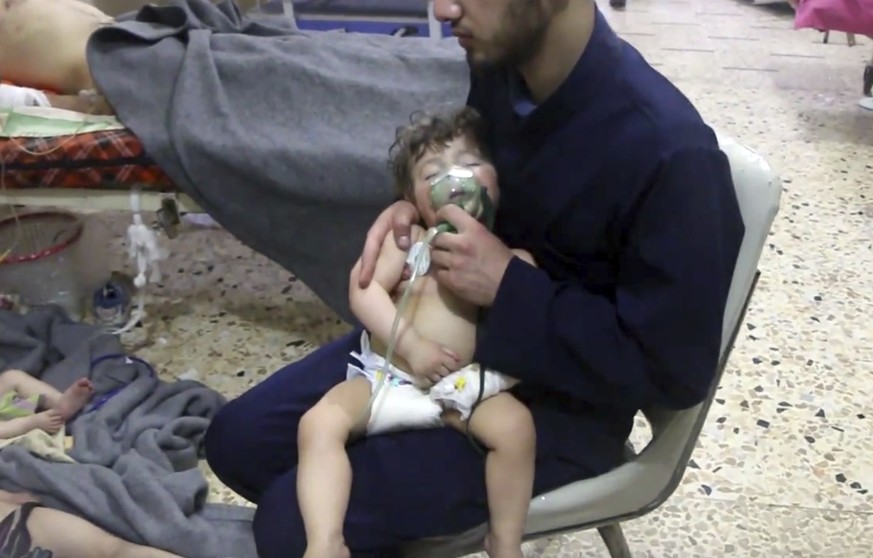 Ein Kleinkind wird medizinisch versorgt: Dieses vom syrischen Zivilschutz, genannt "Weißhelme", zur Verfügung gestellte Videostandbild soll nach dem mutmaßlichen Giftgasangriff auf Duma entstanden sein.