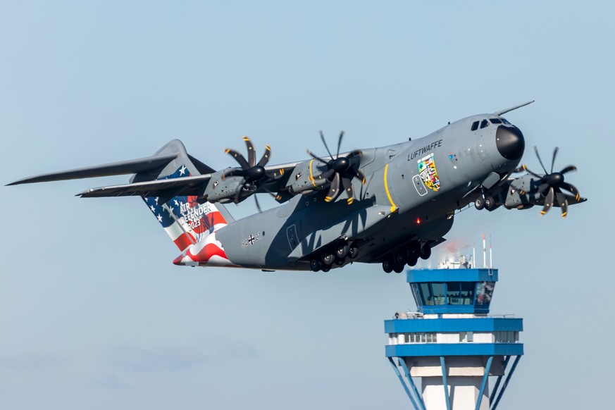 03.04.2023, Nordrhein-Westfalen, Köln: Die am 11.04.2023 von der Bundeswehr herausgegebene Aufnahme zeigt einen Airbus A400M mit der Sonderfolierung zur Übung Air Defender 2023 bei der Landung auf dem ...