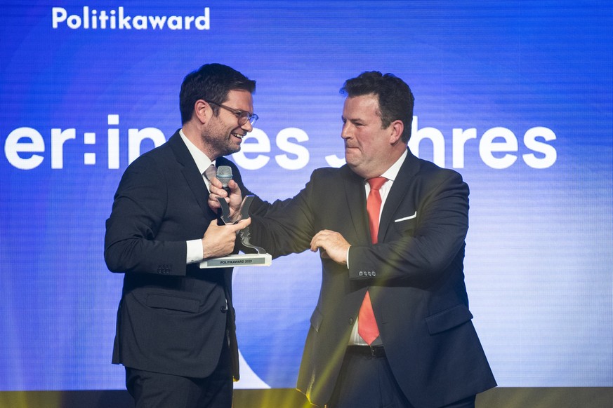 12.10.2022, Berlin: Marco Buschmann (FDP, l), Bundesminister der Justiz, bekommt bei der Verleihung des 19. Politikawards im Tipi am Kanzleramt den Preis &quot;Aufsteiger:in des Jahres&quot;. Neben ih ...