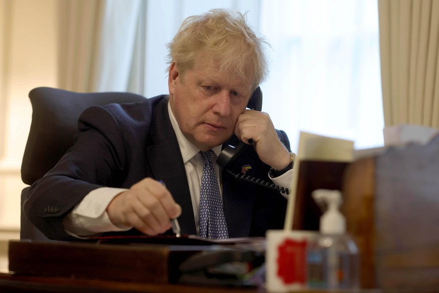 06/06/2022. London, United Kingdom. Prime Minister Boris Johnson speaks on the phone with the Ukrainian President Volodymyr Zelenskyy from his office in 10 Downing Street., Credit:Simon Dawson / Avalo ...