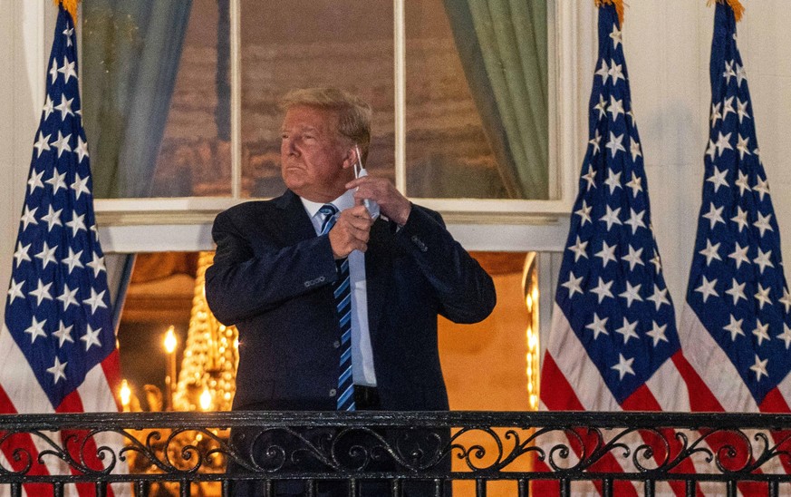 October 5, 2020, Washington, District of Columbia, USA: President DONALD J. TRUMP took off his face mask as he arrived at the White House upon his return following several days at Walter Reed National ...