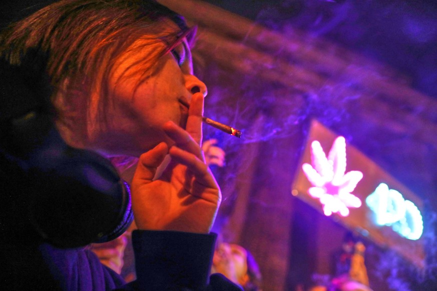 Berlin, Deutschland, 01.04.2024: Brandenburger Tor: Kiffer feiern mit einem Smoke In die teilweise Legalisierung von Cannabis: Mehrere Hundert Personen haben sich versammelt, um sich kurz nach Mittern ...