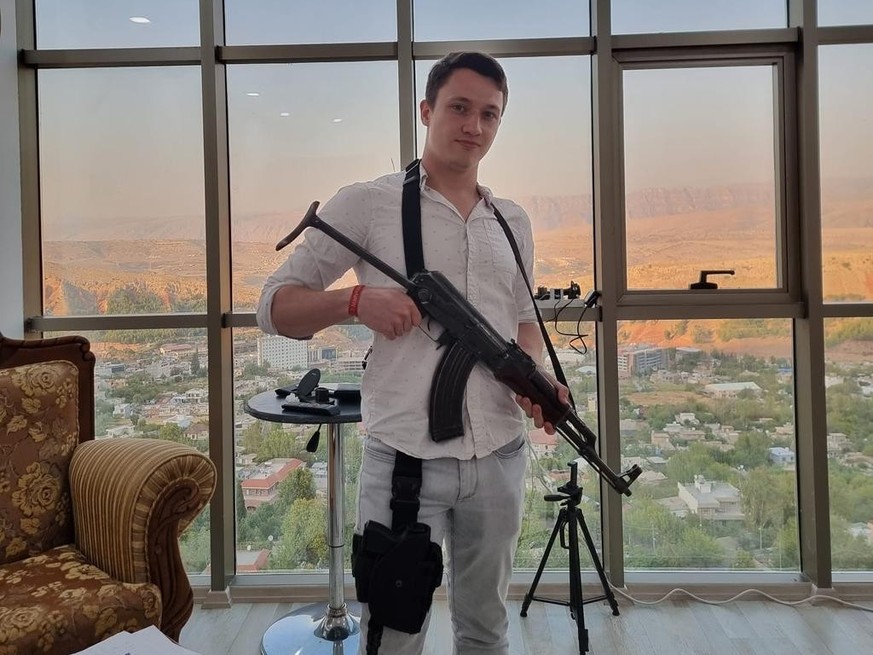 SPD-Politiker Tim Vollert zeigt sich auf seinem X-Account mit einem Maschinengewehr.