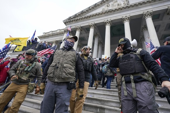 ARCHIV - 07.01.2021, USA, Washington: Der vom früheren US-Präsidenten Donald Trump angeheizte Sturm auf das Kapitol in Washington 2021. Die Allianz fürchtet, dass es in diesem Jahr sowohl in der EU al ...