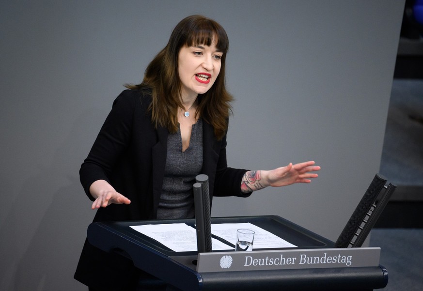 21.04.2023, Berlin: Heidi Reichinnek (Die Linke) spricht bei der Plenarsitzung im Deutschen Bundestag. Die Hauptthemen der 98. Sitzung der 20. Legislaturperiode sind der Abschlussbericht der Intermini ...
