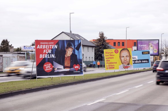 Wahlplakate der SPD, FDP und CDU zur Wiederholungswahl zum Berliner Abgeordnetenhaus. Die Wahl muss wegen Unregelmäßigkeiten wiederholt werden und findet am 12. Februar statt. Berlin, 07.01.2023 *** E ...