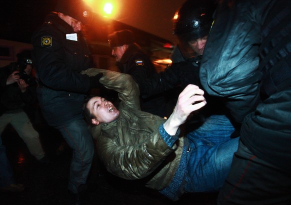 2011 protestierten Hunderttausende – vor allem junge Menschen – gegen mögliche Fälschungen bei der Parlamentswahl. Einige wurden festgenommen, wie hier in Moskau.