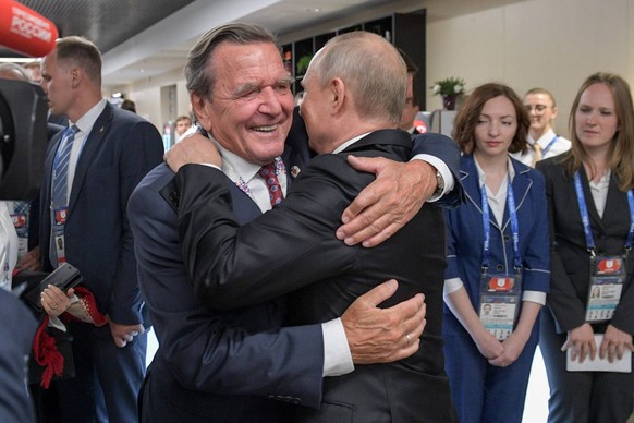 Schröder umarmt Putin bei einem Treffen in Moskau 2018.