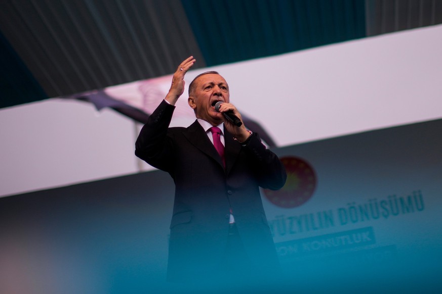 ARCHIV - 21.04.2023, Türkei, Istanbul: Recep Tayyip Erdogan, Präsident der Türkei und Präsidentschaftskandidat, hält eine Rede während einer Wahlkampfveranstaltung. Die Präsidentschaftswahlen in der T ...