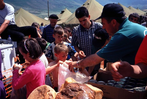 Bildnummer: 50109803 Datum: 05.05.1999 Copyright: imago/Koall
Hilfsorganisationen verteilen Essen an die Fl�chtlinge - im nordalbanischen Kukes an der Grenze zum Kosovo (Jugoslawien), Personen , Land ...