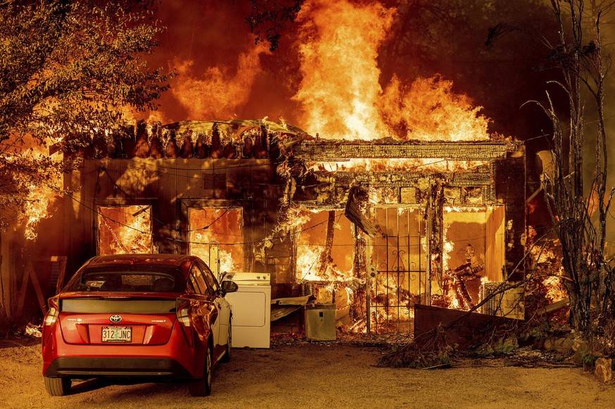 11.07.2021, USA, Doyle: Ein Feuer wütet durch den Ort Doyle im US-Bundesstaat Kalifornien. Foto: Noah Berger/AP/dpa +++ dpa-Bildfunk +++