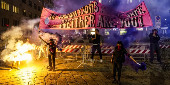 28.09.2022, Italien, Mailand: Aktivistinnen der feministischen Bewegung Non Una Di Meno protestieren am Internationalen Aktionstag für das Recht auf sichere Abtreibung. Am 28. September wird weltweit  ...