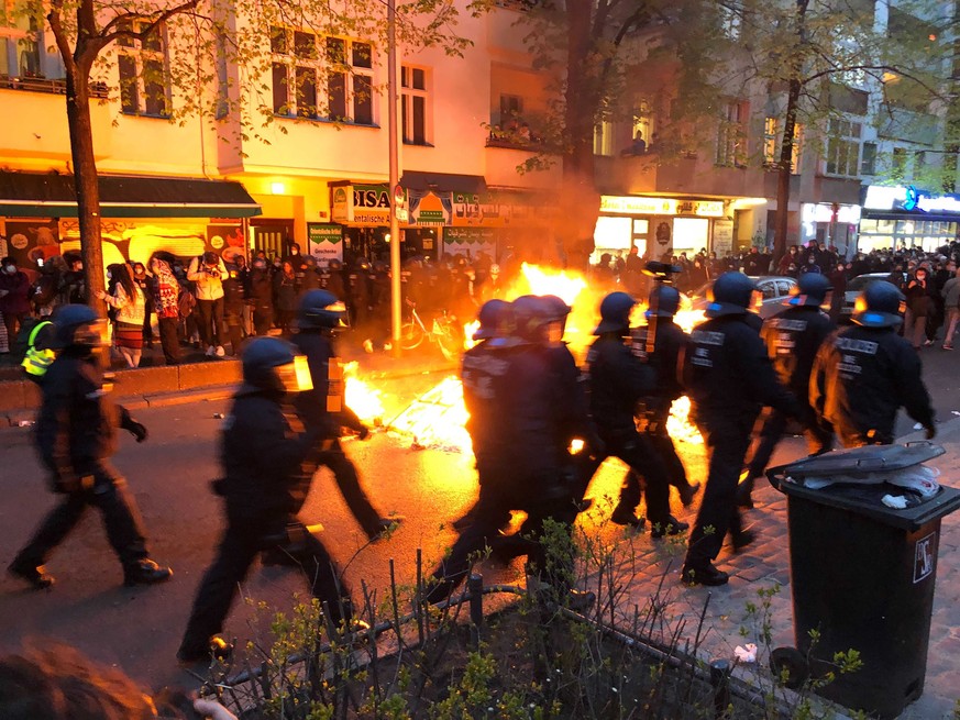 01.05.2021, Berlin: Feuer brennt beim Demonstrationszug linker und linksradikaler Gruppen unter dem Motto