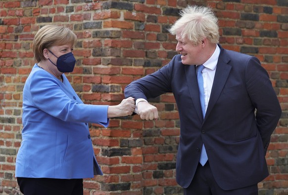 ARCHIV - 02.07.2021, Gro�britannien, Buckinghamshire: Der britische Premierminister Boris Johnson begr��t Bundeskanzlerin Angela Merkel (CDU) im Chequers, dem Landhaus des Premierministers. (zu dpa &q ...
