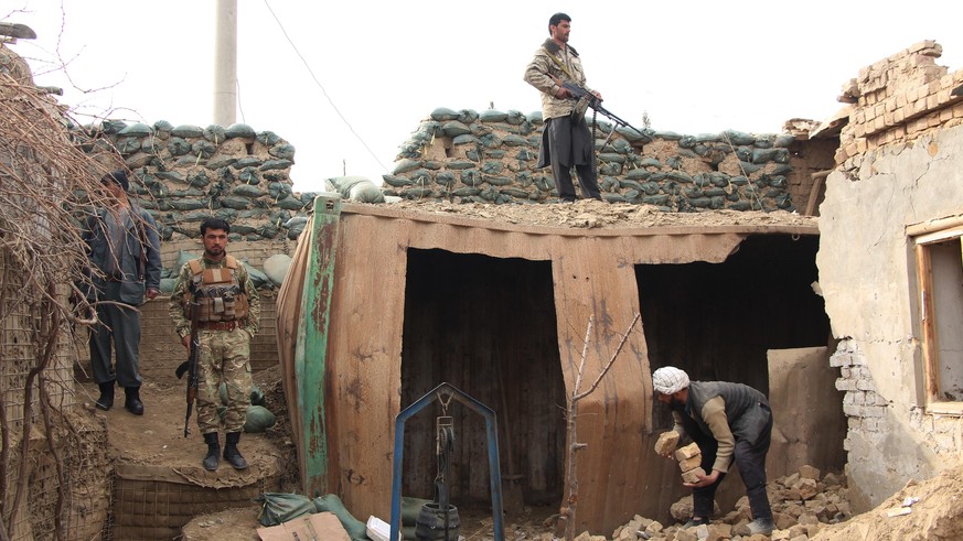 Afghanistan, Kundus: Mitglieder der afghanischen Sicherheitskräfte versuchten im Februar noch, Kundus zu verteidigen (Archivbild) - inzwischen ist auch diese Stadt von den Taliban erobert worden.