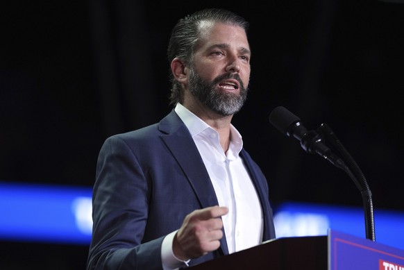 ARCHIV - 05.11.2024, USA, Grand Rapids: Donald Trump Jr. spricht bei einer Wahlkampfveranstaltung mit dem republikanischen Präsidentschaftskandidaten und ehemaligen US-Präsidenten Trump in der Van And ...