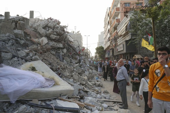 Menschen im Gazastreifen besehen nach Beginn der Waffenruhe die Schäden.